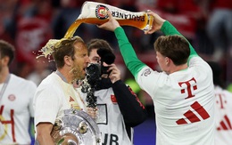 Harry Kane 'tắm bia' trong lần đầu tiên được nâng cúp