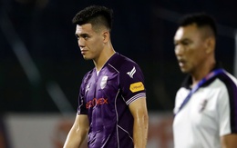 Tiến Linh không chịu rời sân, HLV nói không thể cản khi cầu thủ quyết tâm