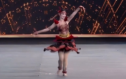 Ý Nhi diện trang phục Tây Nguyên nhảy 'Vũ điệu đại ngàn' ở Miss World