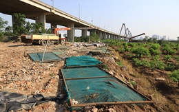 Tháo dỡ nhà tôn, dọn phế thải san lấp trái phép dưới chân cầu Nhật Tân ở Hà Nội