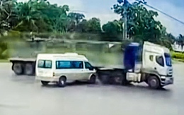 Xe khách 16 chỗ lao thẳng vào hông xe tải khi qua ngã tư