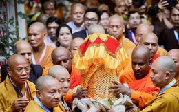 Xá lợi Phật về tới chùa Quán Sứ, biển người cờ hoa nghênh đón