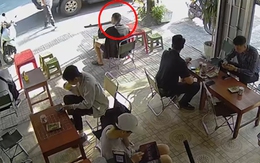 Chàng trai ngã ngửa xuống nền nhà vì thuốc lào quá ngon