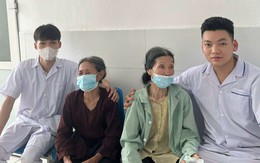 Câu chuyện chị gái U80 đưa em đi viện gây xúc động cộng đồng mạng