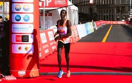 Runner Kenya Kipchumba về nhì giải bán marathon với đôi giày ‘lệch pha’