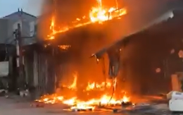 Căn nhà hai tầng bất ngờ bốc cháy dữ dội