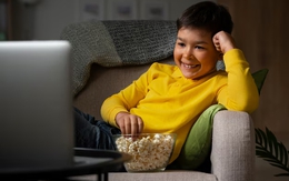 Chỉ 5 phút xem quảng cáo thức ăn nhanh, trẻ lập tức làm điều này