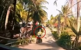 Lùi xe máy xuống mương khi nhường đường cho ô tô qua cầu