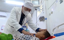 Ăn nhầm mì tôm chứa thuốc diệt chuột, 4 trẻ may mắn được cứu sống