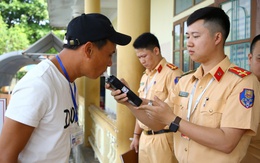 Công an đo nồng độ cồn học viên trước khi thi cấp bằng lái xe
