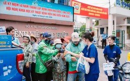 Những chai nước miễn phí làm mát lòng người giữa nắng hè