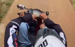 Xác minh 2 thiếu niên lái xe máy bằng chân để 'đăng lên mạng cho vui'