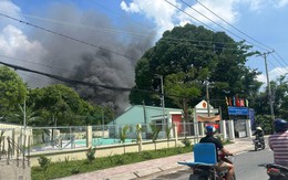 Cháy lớn tại xưởng sản xuất nội thất ở Hóc Môn, nhiều tài sản bị thiêu rụi