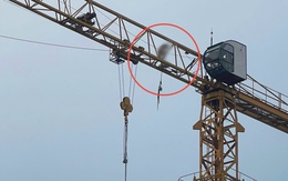 Người đàn ông không mặc quần áo leo lên cần cẩu công trình cao hàng chục mét ở Bình Dương