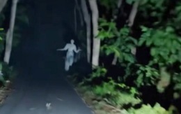 Dàn ma nữ chào người đi đường, bỗng con ma cuối 'tan ca' bỏ về nghỉ