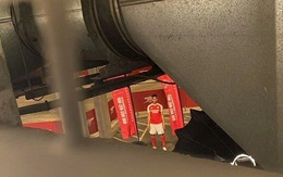 Fan trèo ống thông gió chụp lén áo đấu mới của Arsenal