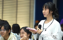 Học trò thích thú trải nghiệm một ngày làm sinh viên luật