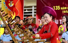 Nghệ sĩ đứng lớp dạy nghệ thuật, trò mê mẩn