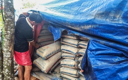 Diễn biến mới vụ hàng trăm tấn xi măng để ngoài trời ở Hà Tĩnh gây hư hỏng