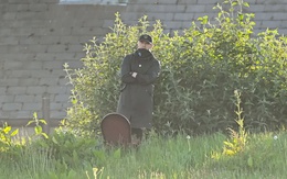 Bị cấm chỉ đạo, HLV Damien Duff xem đội thi đấu từ... đỉnh đồi