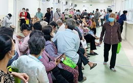 Mỏi mòn chờ khám bệnh bảo hiểm y tế, gian nan đòi tiền bảo hiểm tai nạn