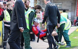 Fan ném ghế vào đối thủ, ai ngờ khiến cầu thủ đội nhà lỗ đầu