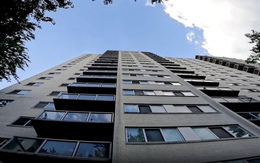 Bé trai 2 tuổi sống sót kỳ diệu sau khi rơi từ tầng 15