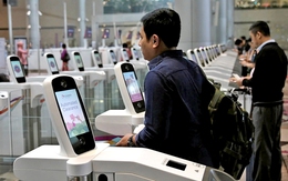 Làm thủ tục ở sân bay tiếc gì nụ cười, lời chào thân thiện?