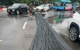 Để bó sắt dài rơi xuống đường gây ùn ứ cầu Chương Dương, tài xế ô tô bị xử lý