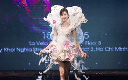 Mặc hoa lá lên sàn diễn thời trang