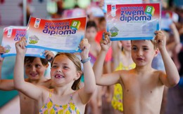 Vì sao trẻ em Hà Lan phải mặc áo quần ngày thường khi tập bơi?