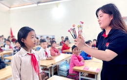 Những đứa trẻ 'lên đỉnh Mã Pí Lèng'