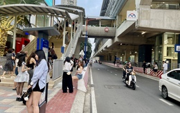 Chụp ảnh ở metro: Đừng chắn lối, chặn cửa tàu