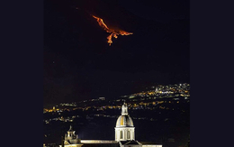 Bức ảnh núi lửa phun ra dung nham hình chim phượng hoàng là thật