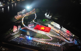 Lá cờ đỏ sao vàng 700m² mừng thống nhất non sông trình diễn ở Hội An