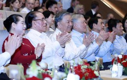 Tổng Bí thư Tô Lâm dự chương trình nghệ thuật Bài ca chiến thắng ở Nhà hát Hồ Gươm