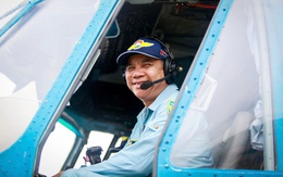 Phi công kể lại giây phút 'bay qua biển cờ đỏ ngày 30-4, tim rung lên vì Tổ quốc'