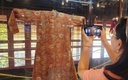 Hai chiếc áo của hoàng thái hậu Từ Cung từ Mỹ hồi cố hương