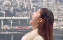 Đến Trùng Khánh, du khách thi nhau há miệng 'nuốt tàu điện'