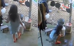 Bé gái đổ thừa cho con gà đá vỡ thùng nước