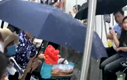 Hà Nội Metro xin lỗi vì khách đi tàu điện Cát Linh - Hà Đông phải che ô vì nước chảy