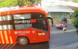 Giật mình vì gặp xe chạy ngược chiều, cô gái trẻ ngã ra đường, bị xe khách cán chết