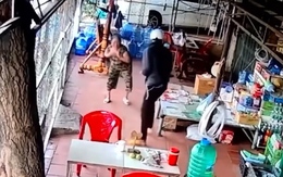 Bà cụ nhanh trí giành lại sợi dây chuyền từ tay tên cướp