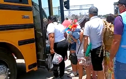 Nhóm người di cư đầu tiên nhận trợ cấp 1.000 USD, 'tự trục xuất' khỏi nước Mỹ