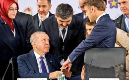 Ông Erdogan nắm chặt ngón tay ông Macron trong 13 giây, gây sốt mạng xã hội