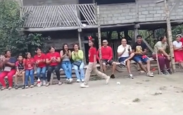 'Hồi mẹ còn trẻ, hôn gió một cái cả làng đổ'