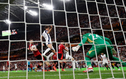 Thủ môn Onana bị chỉ trích 'dở nhất lịch sử' sau khi Man United bại trận ở Europa League