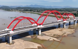 Cận cảnh cầu vòm thép rất đẹp nối đôi bờ sông Trà Khúc