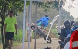 Chàng trai lộn santo vì chạy xe máy trên vỉa hè