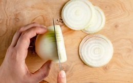 Nghiên cứu mới chỉ cách cắt hành không bị cay mắt